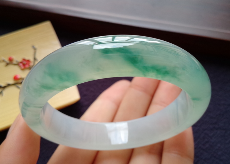 翡翠手镯|翡翠手镯有着高昂的价值，因为它得之不易，还有很多的寓意