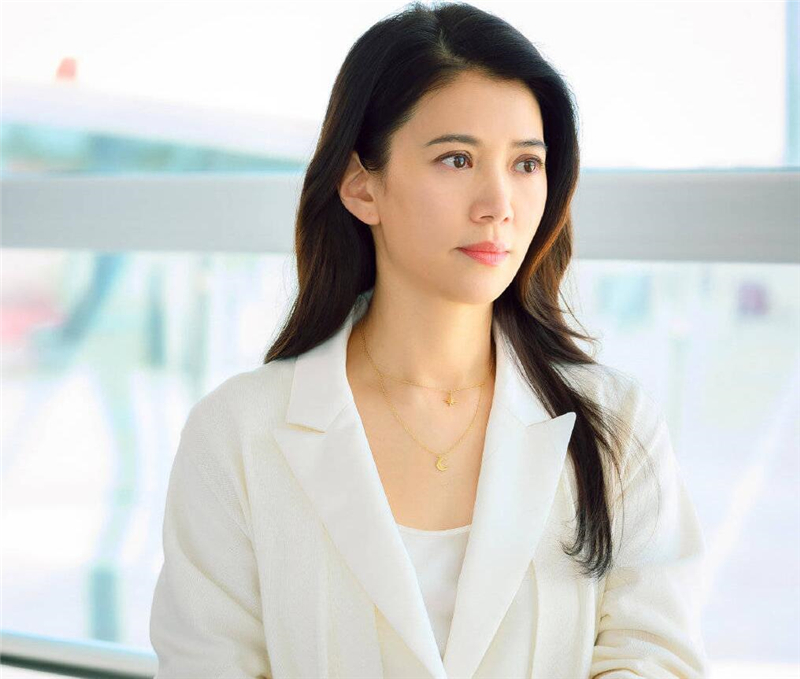 袁咏仪|袁咏仪拍戏带包进组,限量爱马仕碾压全场,皮肤白皙水嫩不像50岁