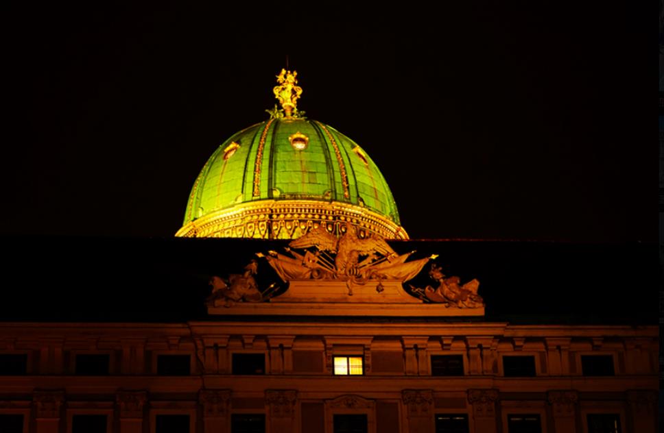 大理|布拉格横跨伏尔塔瓦河，赫拉德凯尼城堡，屹立在河的陡峭的西岸