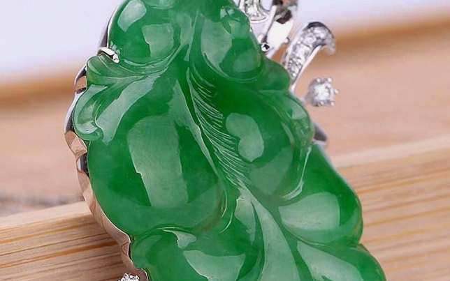 翡翠|锡纸翡翠你见过吗？玉石内部加上这个物质，变得通透无比