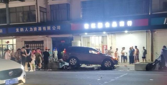 悲哀!江西一辆越界越界撞倒一辆电瓶车致母亲死亡,一对龙凤胎受伤