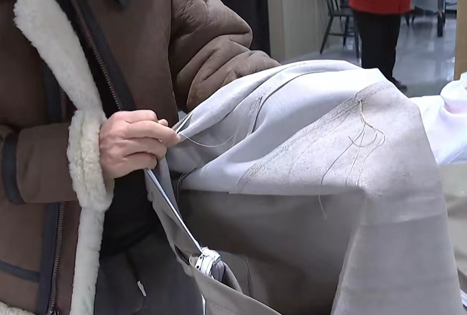 浙江绍兴。李女士花7660元网购了一套真皮羽绒沙发。
