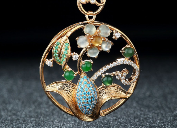 雕刻|购买翡翠饰品，雕刻的好还是素身的好？需要根据自己的喜好来选择