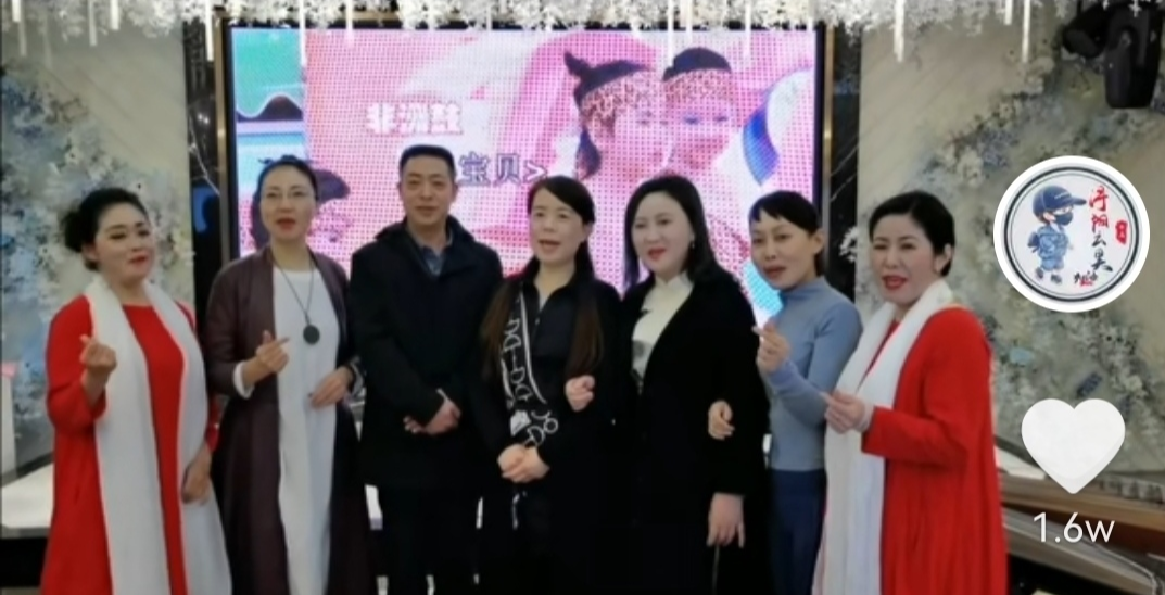 许敏|许敏在晚会上表演节目，才艺令人惊叹；杜新枝首次收到郭希宽的鲜花