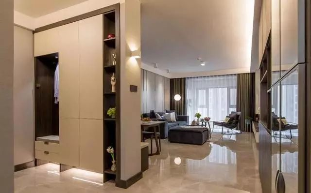 两居室现代轻奢风格装修，卡座式餐厅设计，打造时尚家居之所！