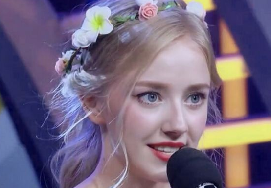 李易峰|14岁走红中国“丹麦天使”，因面容姣好，男友不准她独自出门