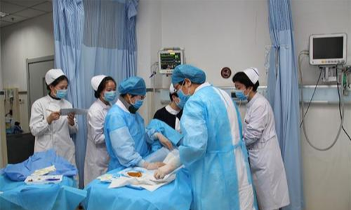 孕妇临产遇男护士“刮毛”,丈夫“主动请缨”,护士:不是闹着玩