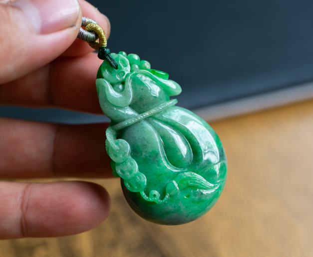 翡翠|新手买到喜欢的翡翠，主要是对它不够了解，不知道怎么鉴定价格