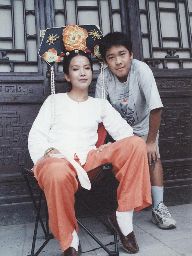 张博宇|吕丽萍儿子张博宇“最惨星二代”的帽子恐怕摘不掉了！