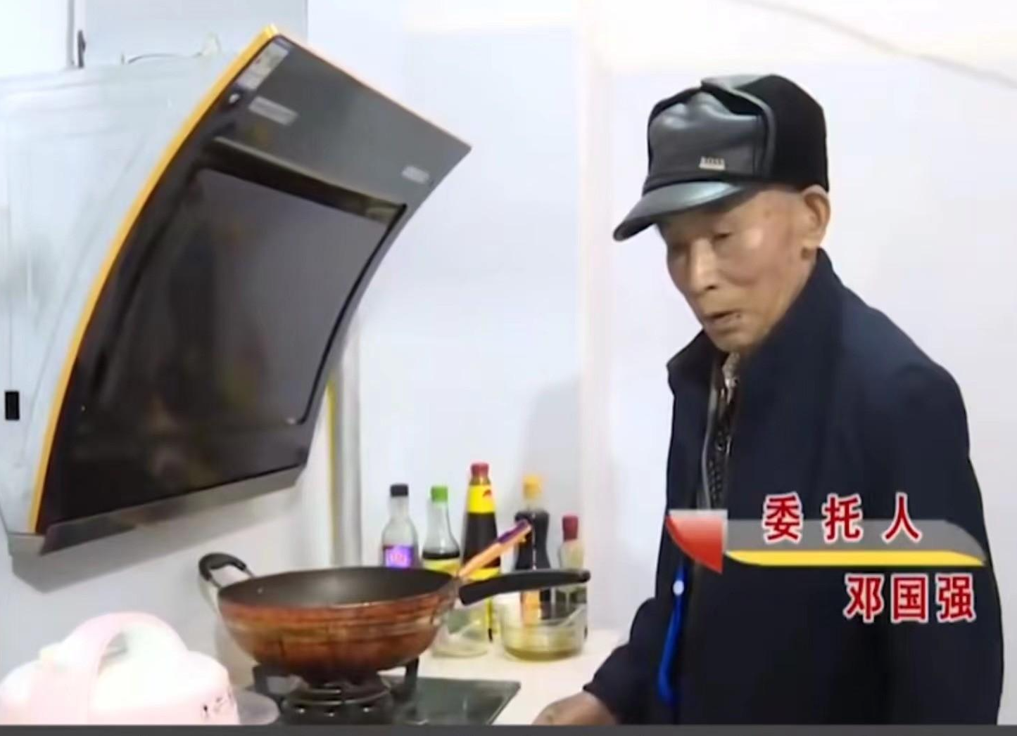 老人迷恋52岁房东,半夜从8楼管道爬下,就为跟房东谈恋爱