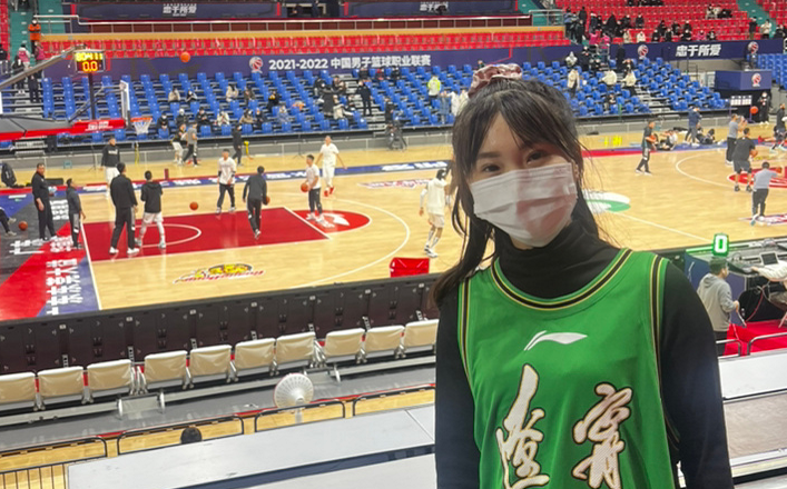 国足|CBA新年大战！辽篮球迷攻陷球馆，客场变主场，赵睿苏伟缺席
