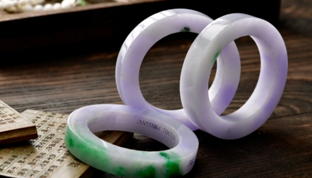 翡翠手镯|白底青翡翠手镯？清爽可人风雅别致，具有历史沉淀的价值和韵味