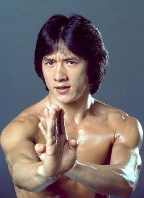 成龙|主持人：为什么把成龙的广告代言撤了，董明珠帅气回应，网友：真厉害