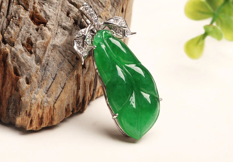 翡翠|灯光对翡翠有多大的影响?让翡翠蒙上滤镜,原来翡翠是这样美容的