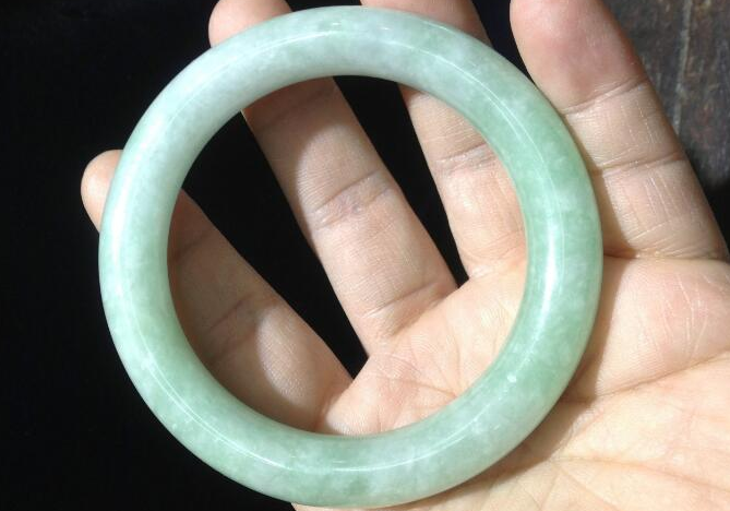 翡翠手镯|想要买翡翠手镯,一定不可以太冲动,这些手镯是不可以买的