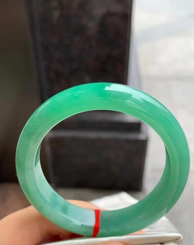 翡翠手镯|分享几条美得像假的一样的翡翠手镯,太好看了!