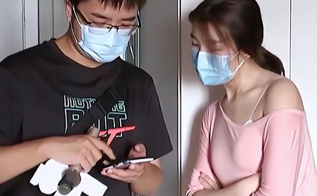 独居美女空调坏了,师傅上门5次也没修好,女子:出事你负责吗?
