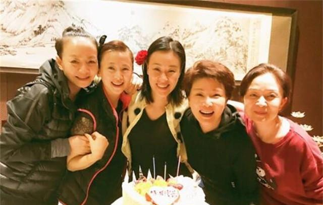 参观邬君梅住的豪宅,会客厅摆放了山水画,装修也太高档了