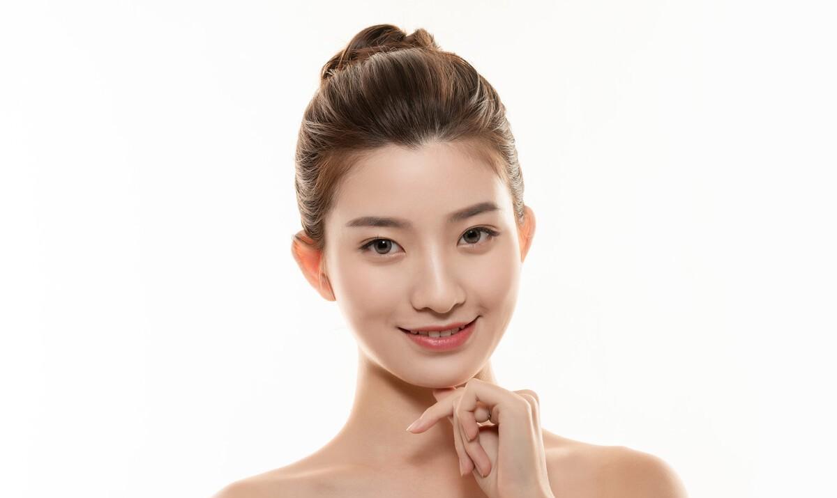 我35岁,遇到一个25岁的大美女,她让我扮演她不存在的丈夫