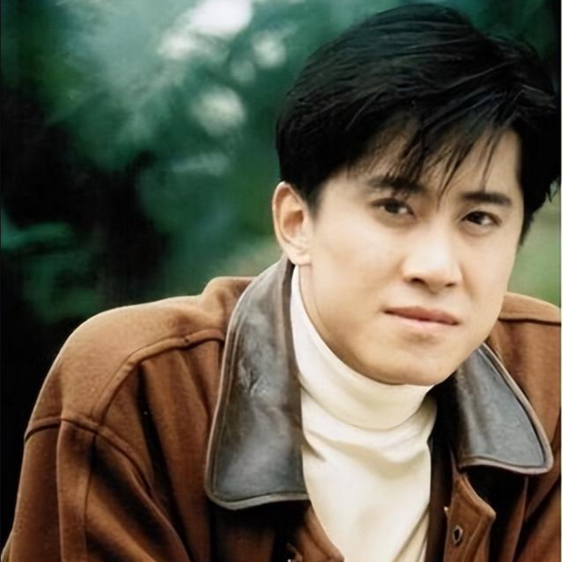 毛宁|53岁毛宁现身商演吸金，唱《涛声依旧》无人识，与富婆合照满脸陪笑