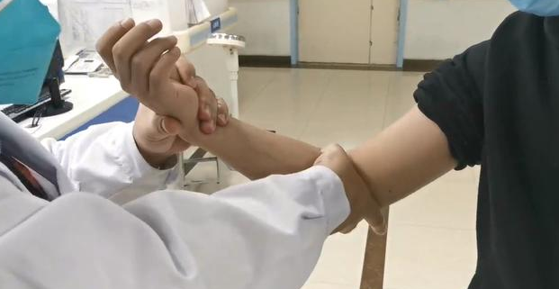 西安装修工人被困毛坯房21天:无暖气家具,吃方便面维生,两人挤一个地铺抱团取暖