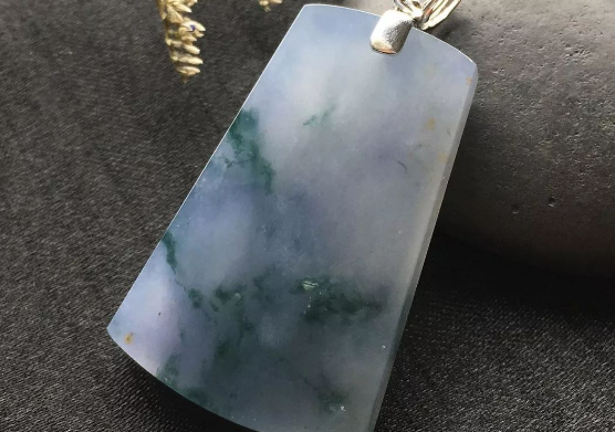 翡翠|单调的翡翠无事牌,为何会受到这么多人的喜爱?我帮你分析一下