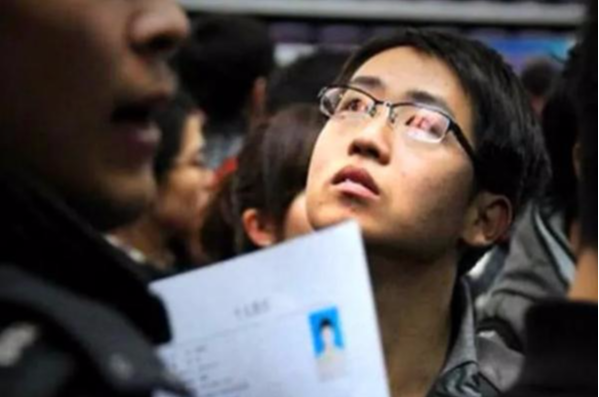 求职|简历上的一排小字，让985毕业生面试频频碰壁，现实就是如此残酷