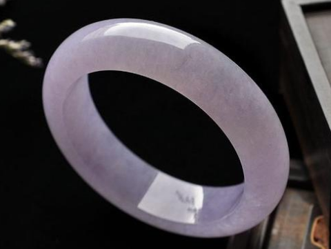 翡翠手镯|翡翠手镯的奥秘，透绿的翡翠手镯价格贵吗？买手镯这两点要注意