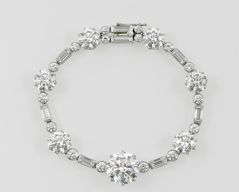 伦敦白金汉宫举办“女王的继承”的珠宝展