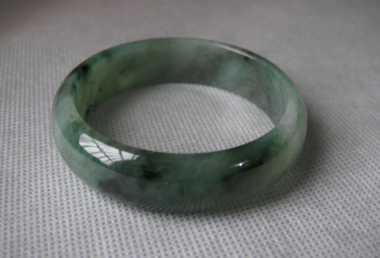 翡翠手镯|晶莹剔透的翡翠手镯,一定要好好的保养,它才能越变越美