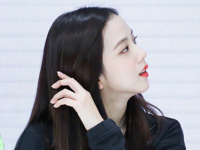 金智秀|韩国女爱豆金智秀，明明是韩剧女主脸，还被喷没有辨识度？