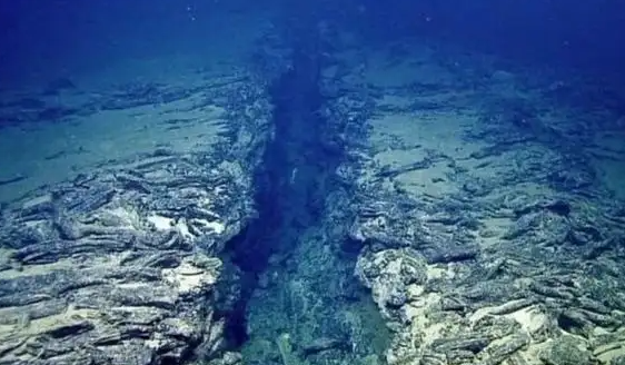 地球上最怪异的地方,海水被一分为二,这是什么地方?