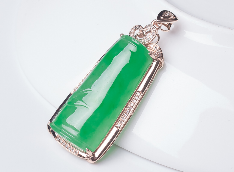 翡翠|翡翠竹节有着大方的造型,还有很多好的寓意,适合所有人佩戴