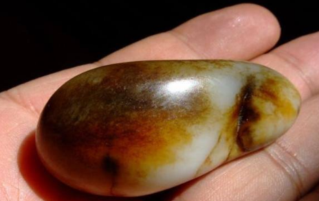 和田玉籽料|和田玉籽料，有特色的皮色有哪种，大自然天然的工艺。