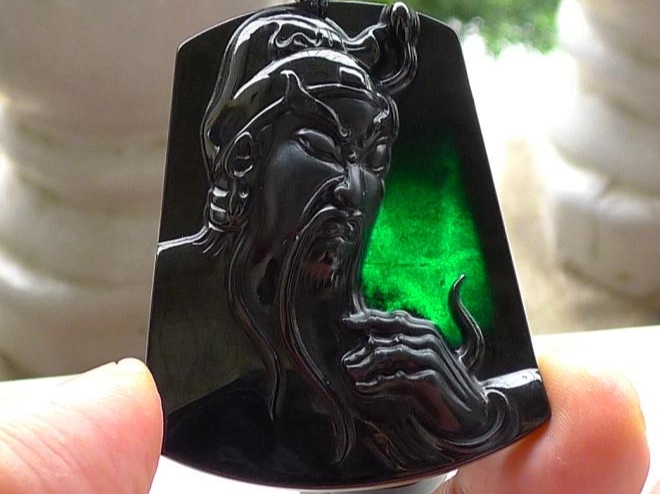 翡翠手镯|翡翠关公正气凛然,有哪些寓意,又有哪些忌讳呢?