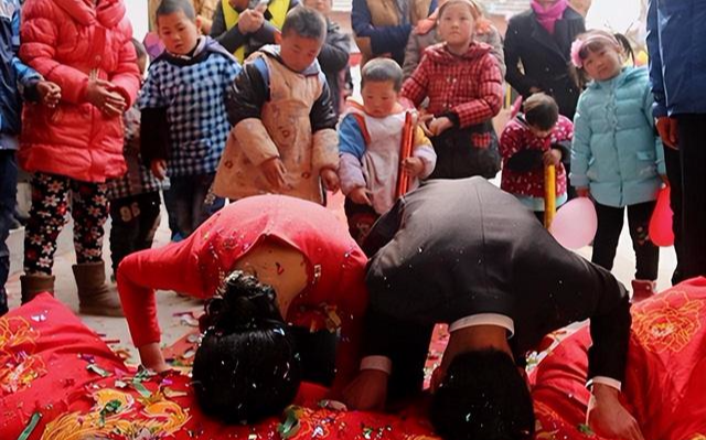 大婚在即,小伙前女友抱着孩子出现,小伙:当初为什么没打掉?