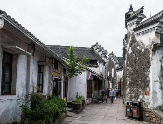 |古镇给人一种安静祥和的感觉，越走越静，浮躁的心得以沉淀和升华