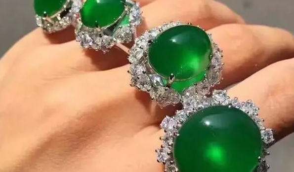 翡翠|翡翠被列入奢侈品行列,但需求量还在不断增高,这是因为什么呢?