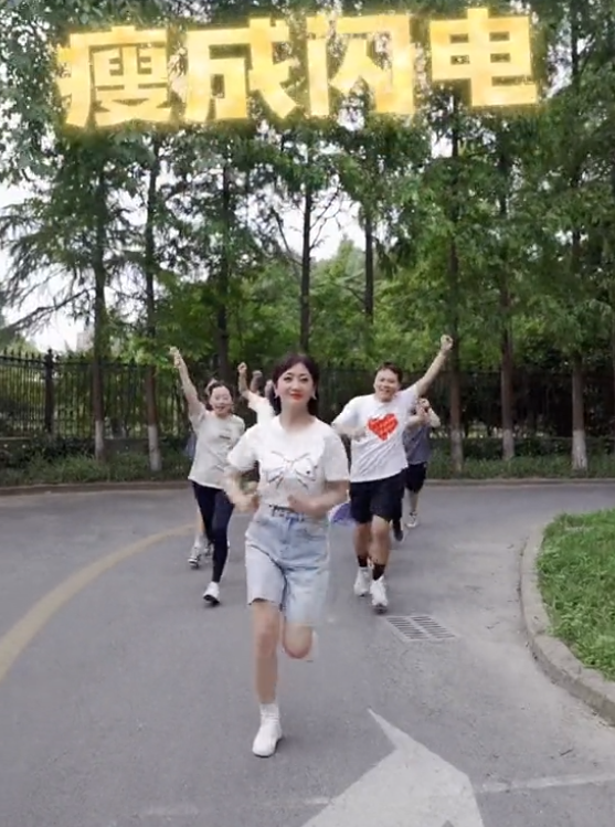 赵雅芝|68岁赵雅芝带领员工跑步,锻炼结束人手一杯奶茶,网友:无效减肥