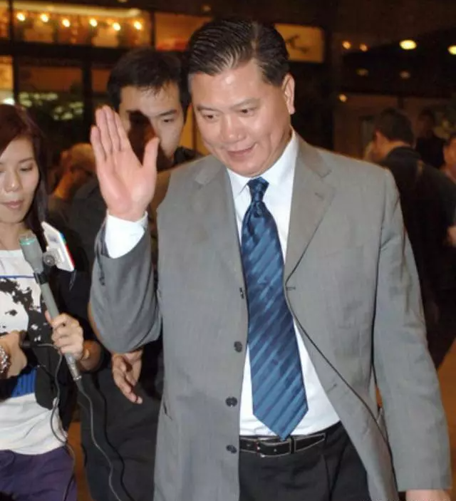 万梓良|万梓良告慰前妻恬妞：虽然离了婚，但是你和你女儿，仍是我的亲人