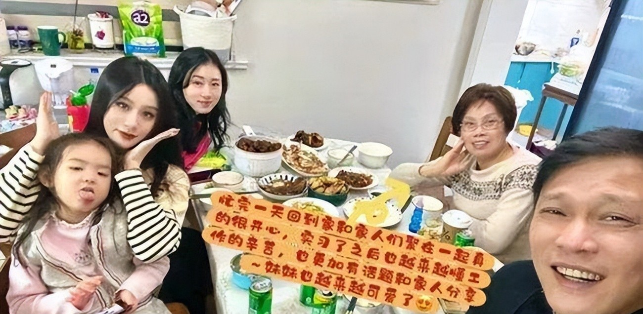 范志毅|范志毅大女儿和小妈关系很好,两人在一起合影时,如同姐妹花一样