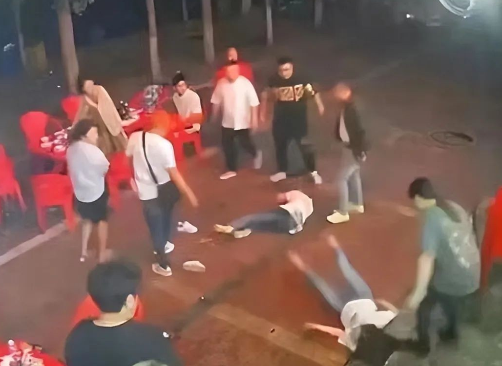 女孩|唐山事件最新进展!“嘎子”看望受伤女孩,港圈“大佬”发声