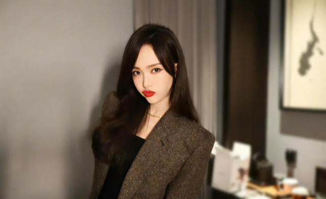 罗晋|罗晋为护唐嫣发飙删新剧宣传动态 被粉丝嘲恋爱脑