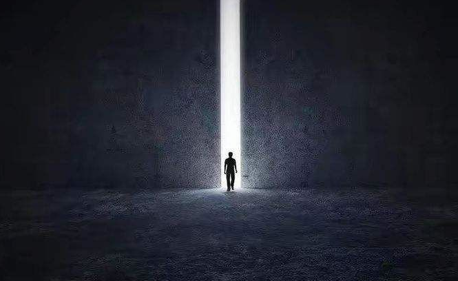 人不应该是插在花瓶里供人观赏的静物,而是蔓延在草原上随风起舞的韵律