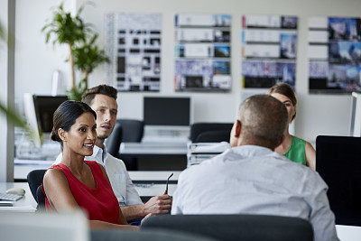 主动看别人的脸色，体现出自己的情商