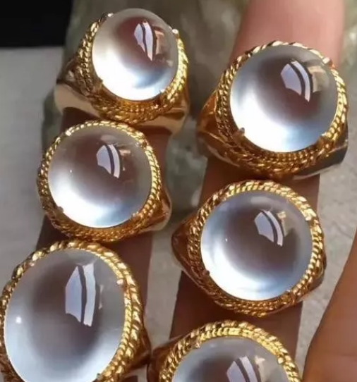 |价值昂贵的翡翠蛋面，为何用白纸包装，只为展现翡翠的美