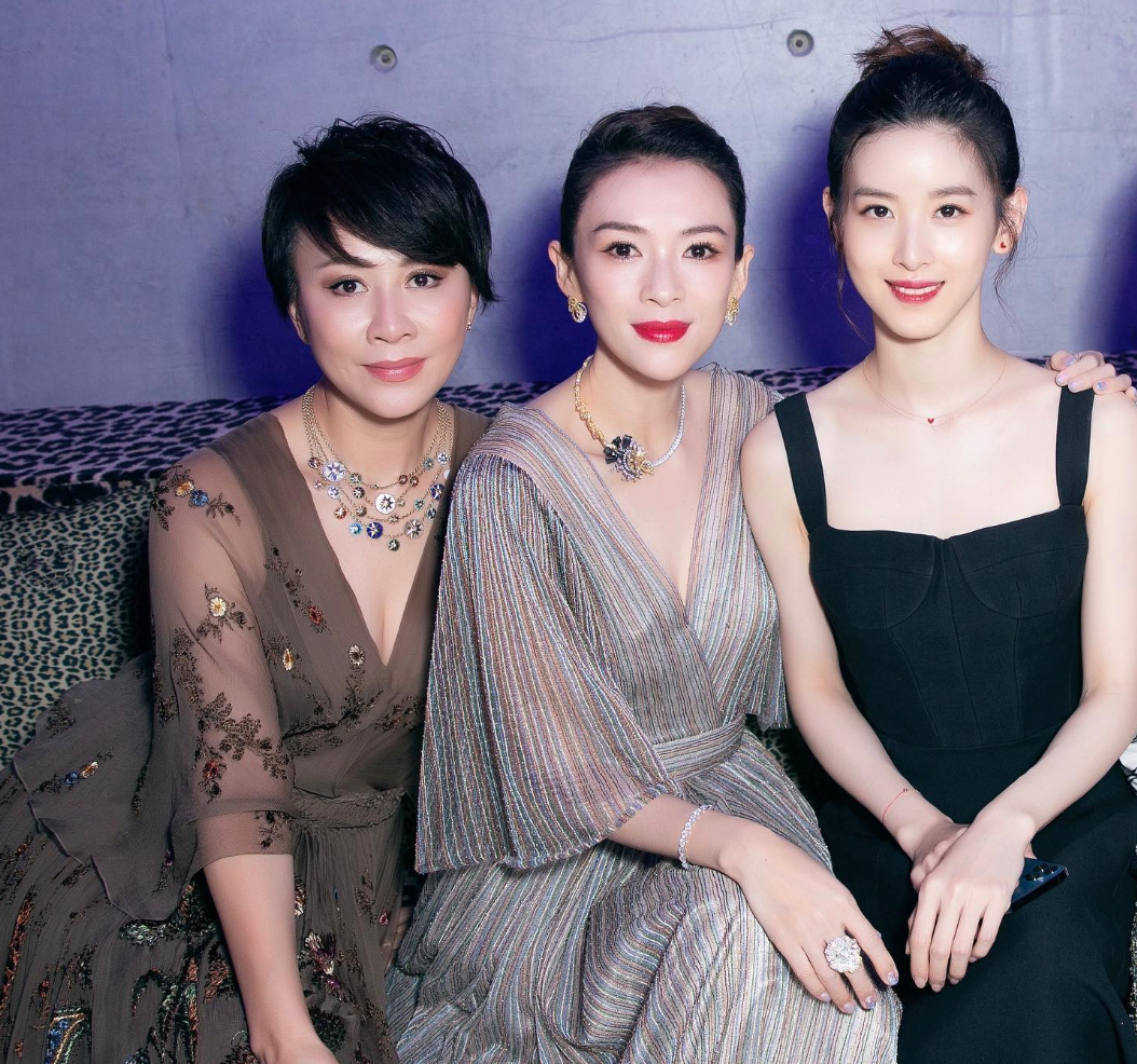 「京东老板娘」章泽天现身巴黎,打扮略显寒酸,这是怎么了…