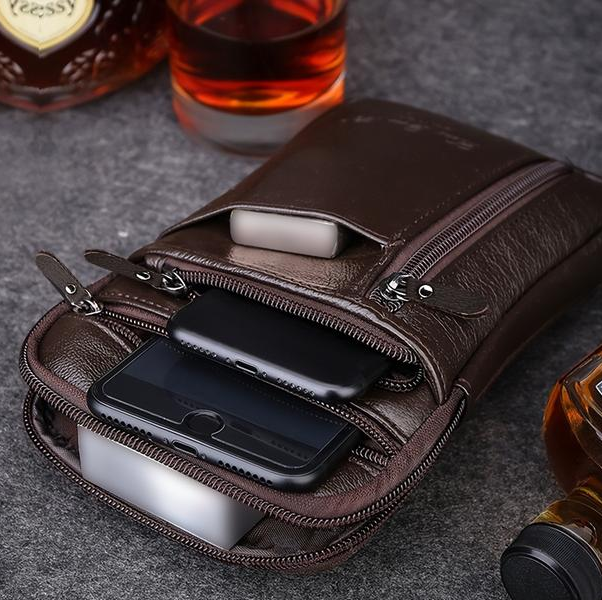 有一种包叫:“散步包”,中老年人出门手机不用塞裤兜,利落方便