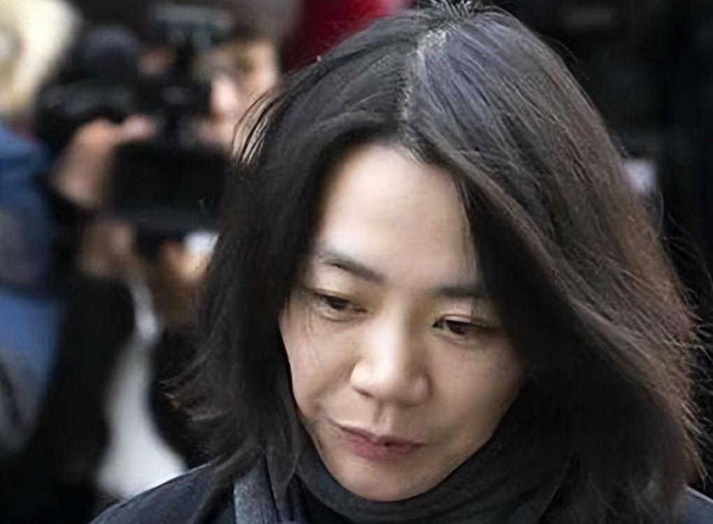 殴打乘务长、逼停飞机,“恶魔千金”赵显娥,凭什么这么嚣张