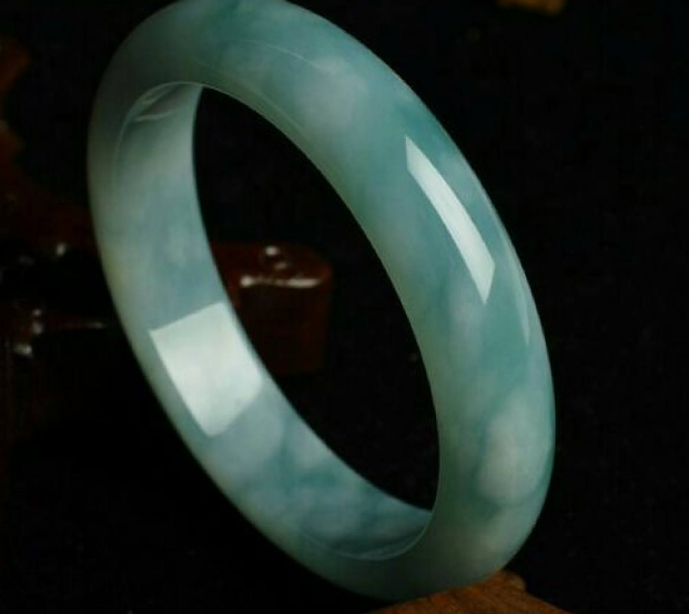 翡翠手镯|翡翠手镯雕刻重要吗?价值受到什么因素影响?了解清楚不怕被骗